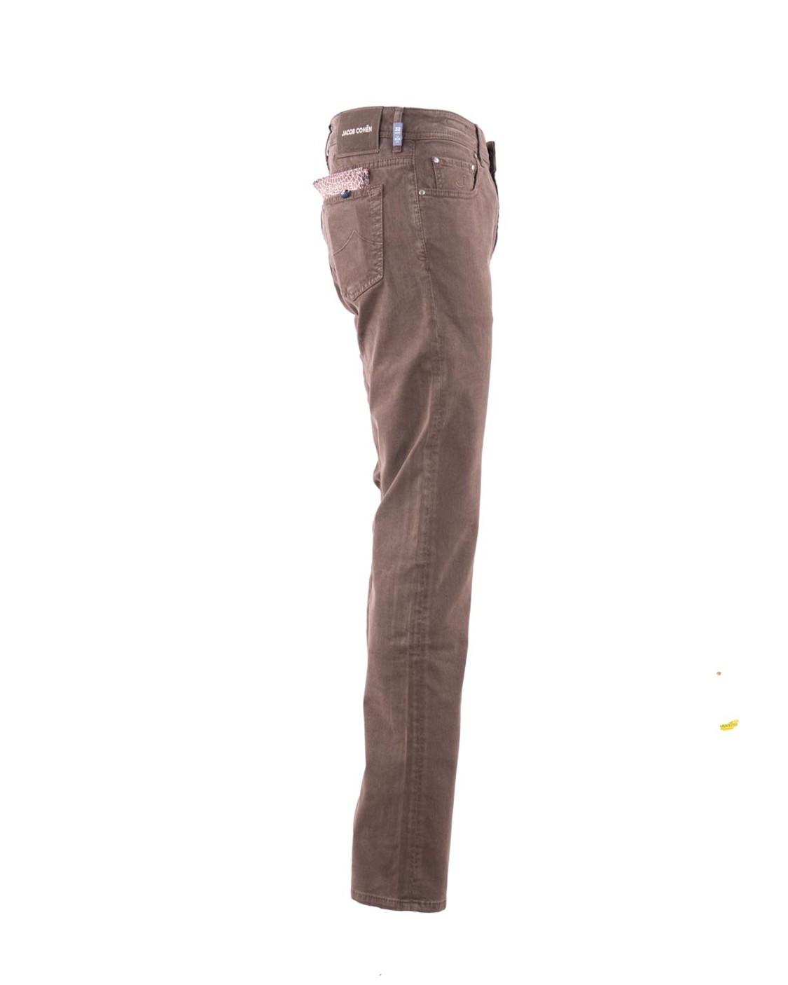 shop JACOB COHEN  Pantalone: Jacob Cohen jeans Bard 5 tasche.
Regular-slim fit a vita media.
Tessuto diagonale stretch di lyocell e cotone tinto in capo bordeaux.
Salpa in pelle scamosciata color cioccolato con pattern inciso al laser e logo ricamato.
Bottone smaltato bordeaux-marrone opaco con motivo circolare e logo a rilievo.
Include bandana con stampa mosaico e rocchetto di filo.
Patta interna ricamata con nome del pantalone e citazione del fondatore.
Composizione: 49% lyocell, 49% cotone, 2% elastan.
Made in Italy.. QE004 S4216-F44 number 7541572